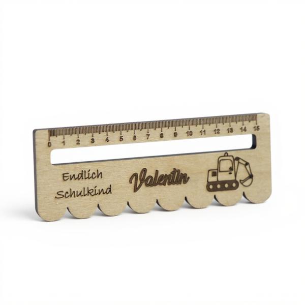 Personalisierbares Leselineal aus Holz als Geschenkidee in einer Schultüte platziert.